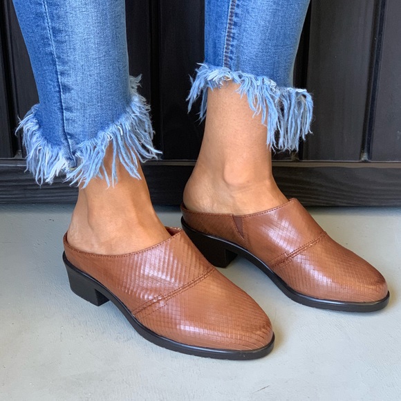 Genuine Leather Snake Textured Closed Toe Mule - Picture 2 of 5